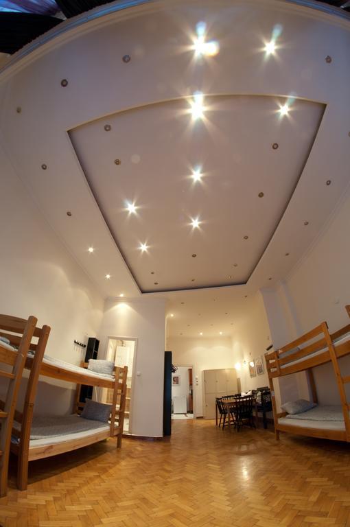 11Th Hour Cinema Hostel Будапеща Стая снимка