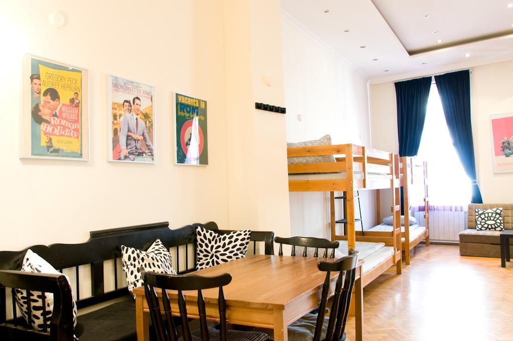 11Th Hour Cinema Hostel Будапеща Стая снимка